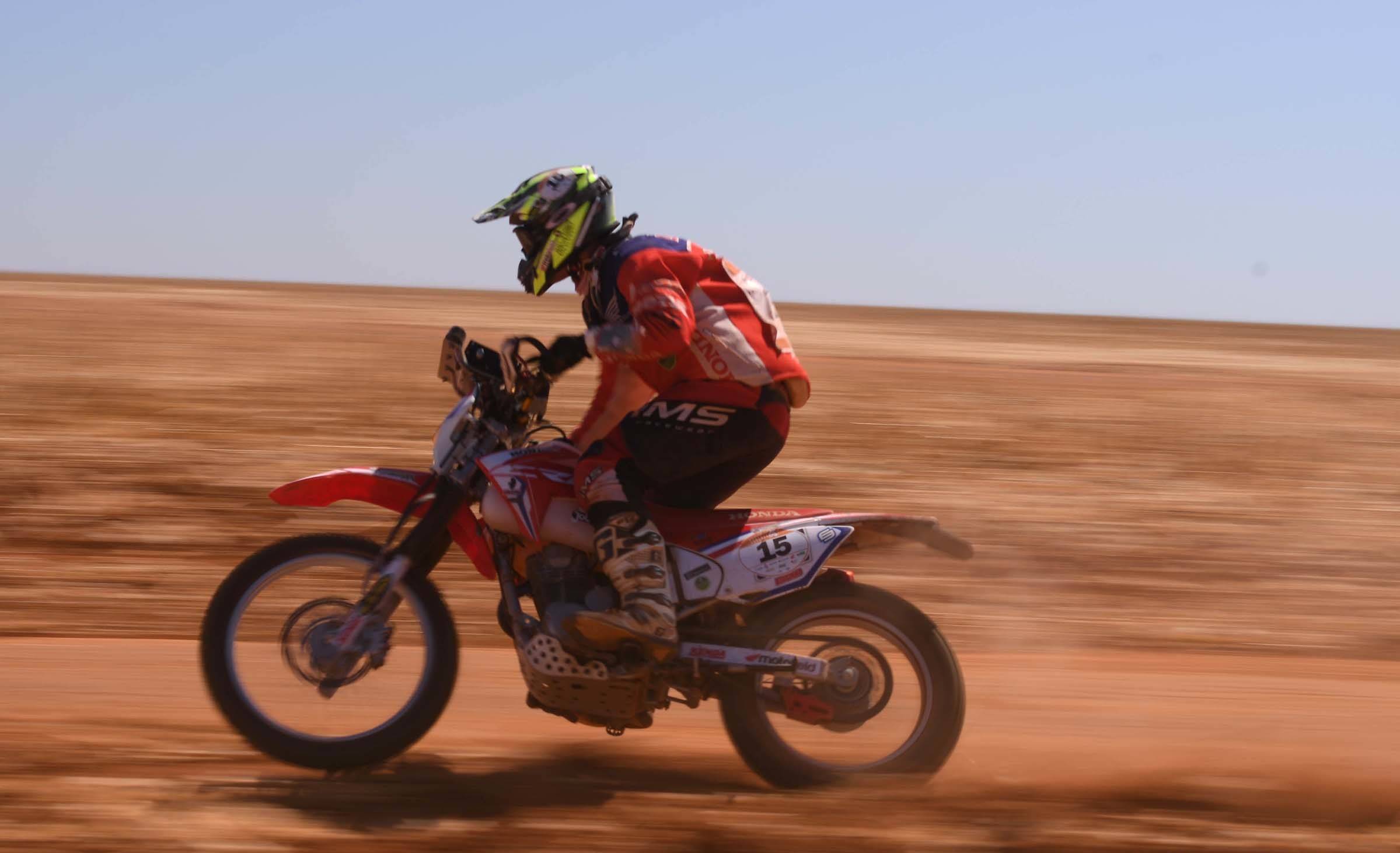 Piloto da Honda de Rally na moto CRF 230F