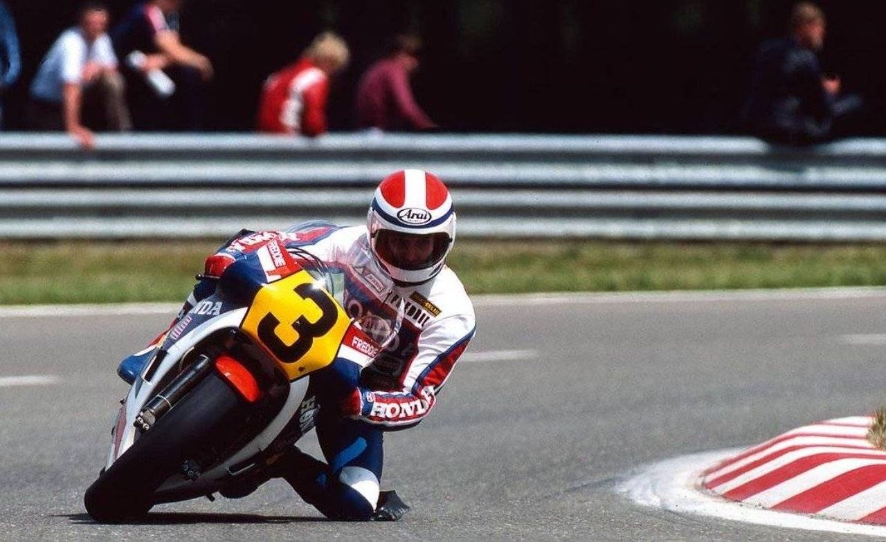 Piloto na pista do Campeonato Mundial com a Moto Honda NR 500