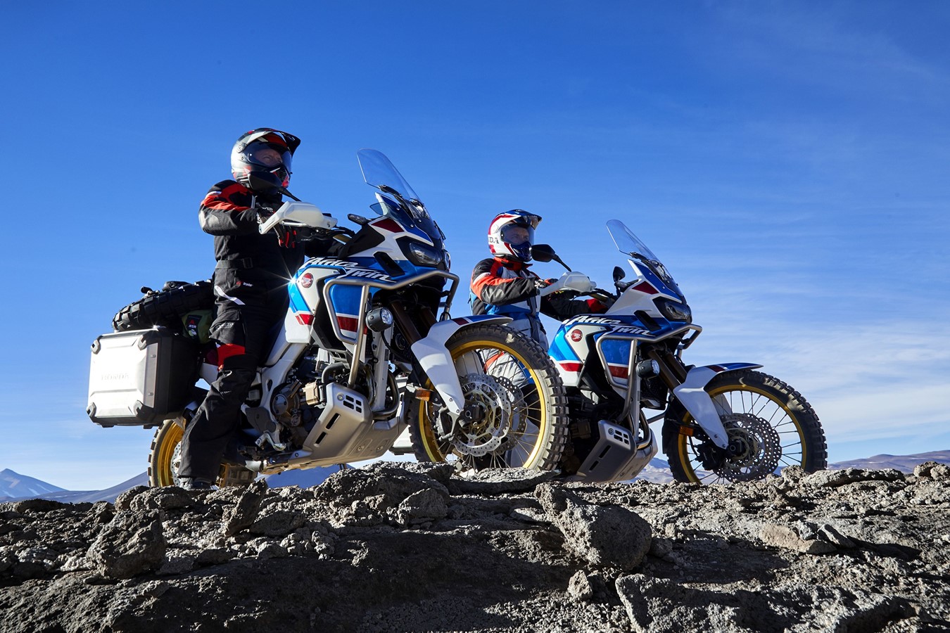 Dupla de Motociclistas com África Twin Adventure olhando paisagem