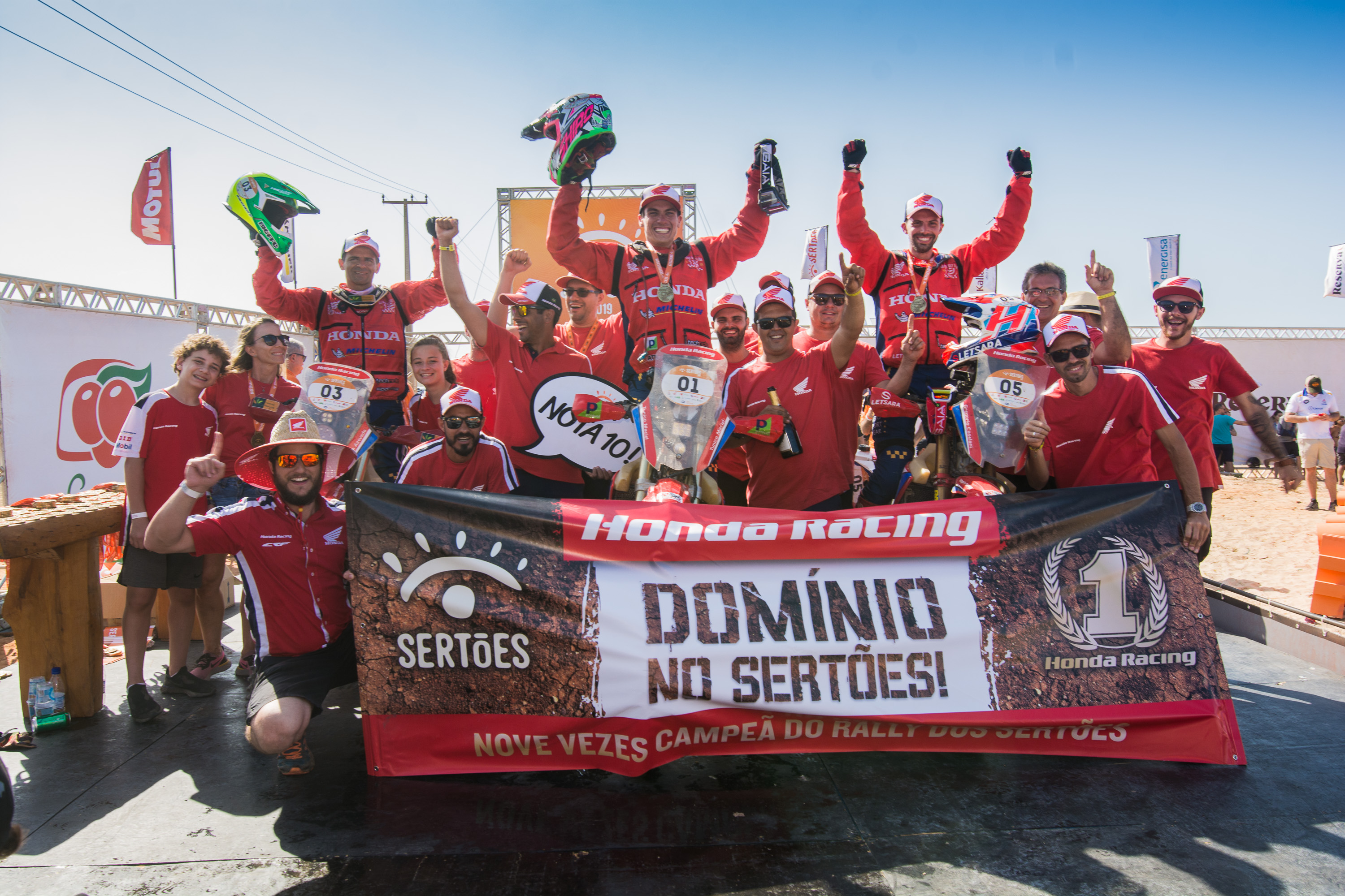 Tunico Maciel em Honda CRF 450RX e equipe comemorando campeonato de Rally dos Sertões