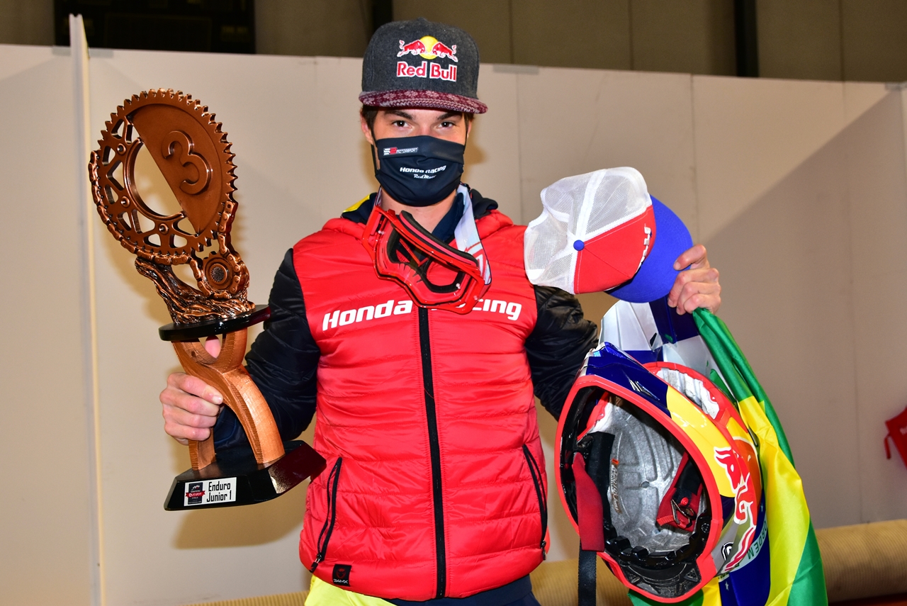 Bruno Crivilin com Troféu de Terceiro Lugar do Mundial nas Mãos