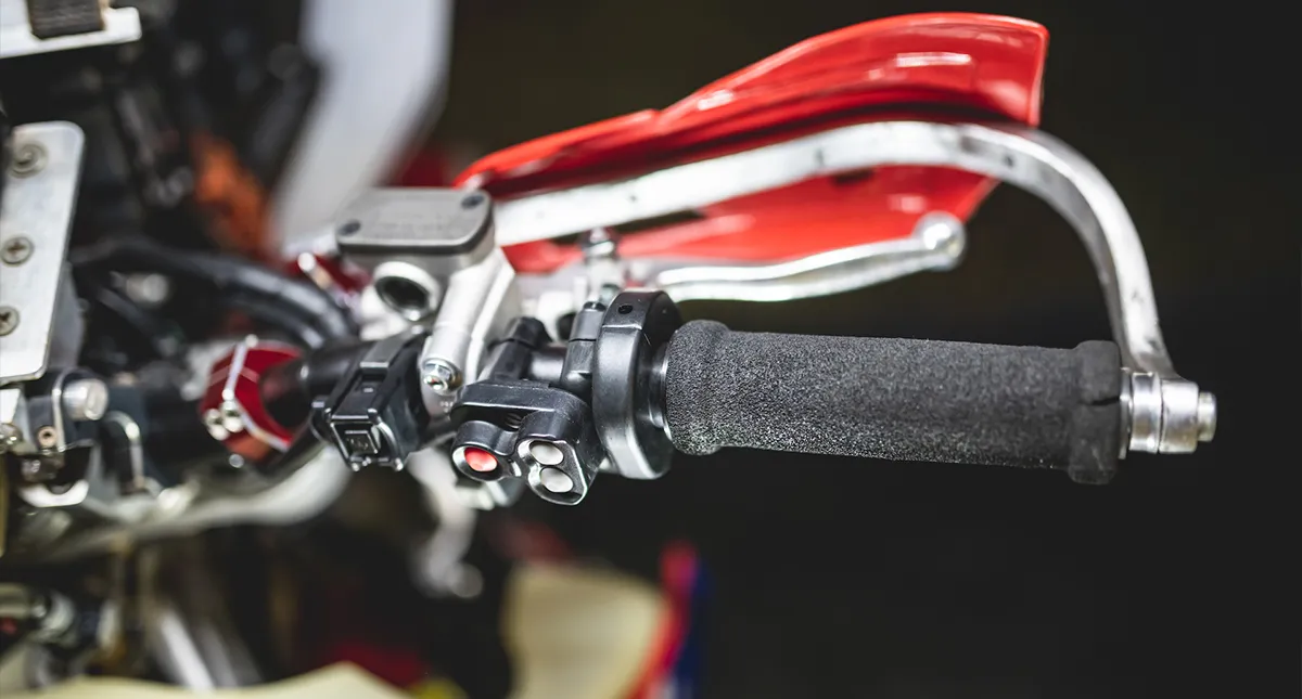 Detalhe do Guidão direito da moto Honda CRF 450RX