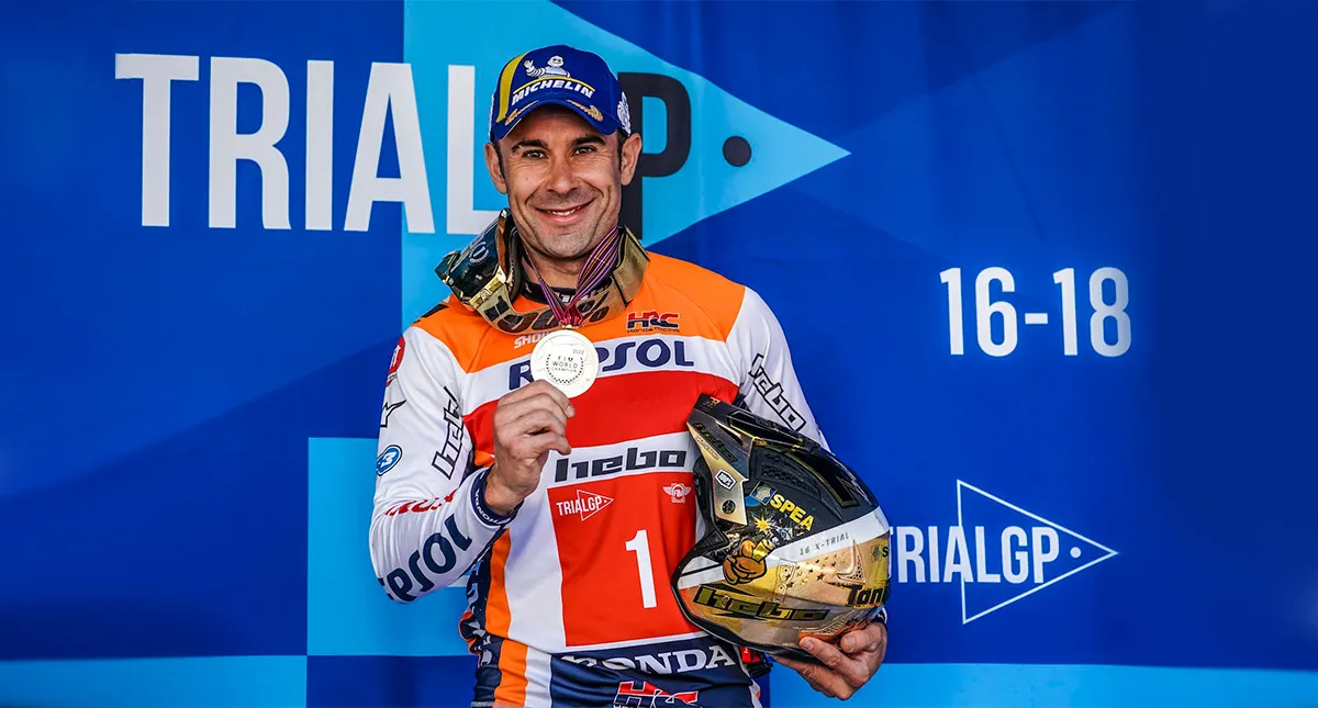 Piloto da Honda Toni Bou em Pódio Segurando Capacete e Medalha do Trial