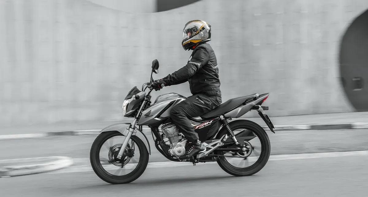 Piloto na cidade em sua Moto Honda CG 160 Fan Prata Metálico