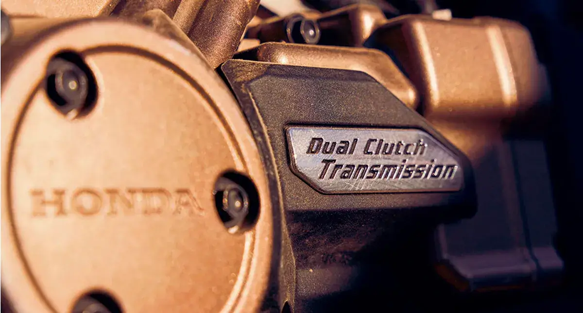 Detalhe do descritivo dual clutch transmission DCT na moto Honda