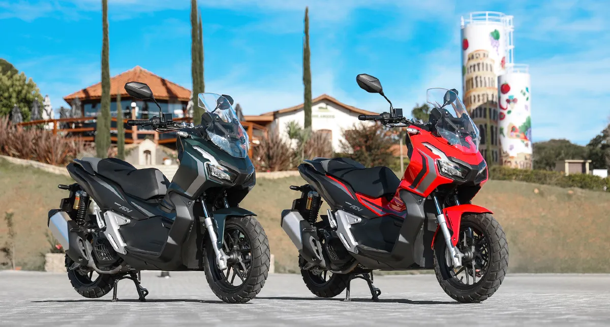 Scooter Honda ADV 2024 Preta ao Lado de Honda ADV Vermelha estacionadas ao sol