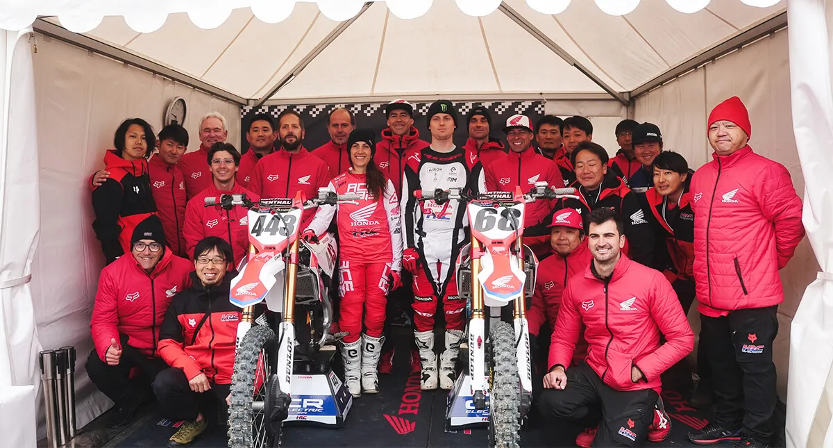 Equipe Honda HRC com pilotos e motocicleta elétrica CR-E Proto
