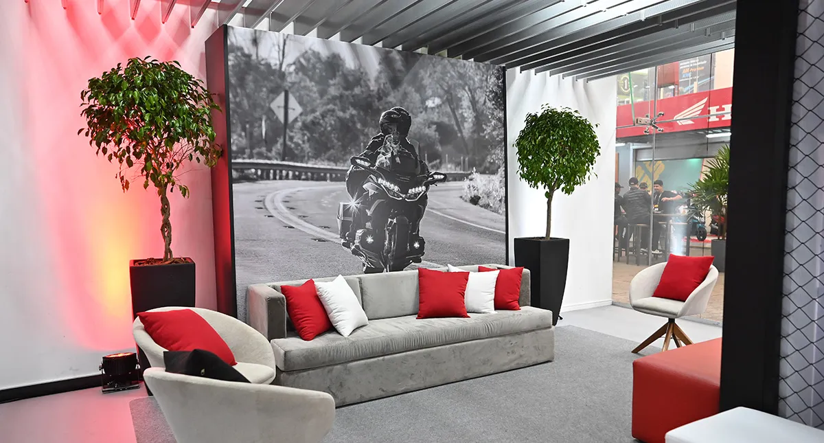 Ambiente interno da área vip da Honda com sofás