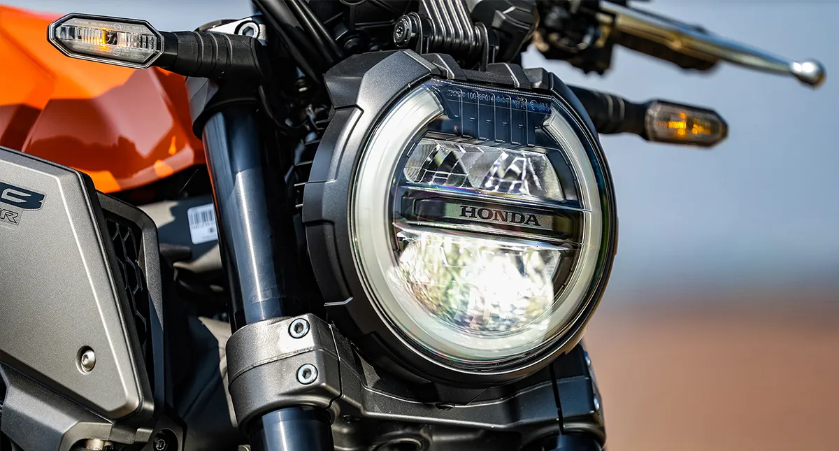 Detalhes dos faróis da motocicleta Honda CB 1000R