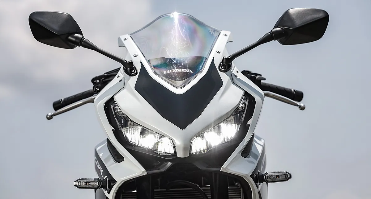 Detalhes dos faróis da motocicleta Honda CBR 650R