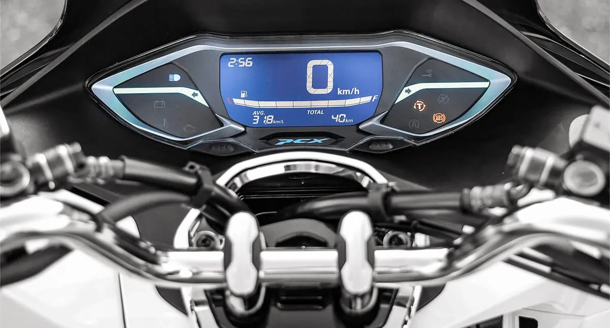 Painel digital da PCX com luz do controle de tração acesa