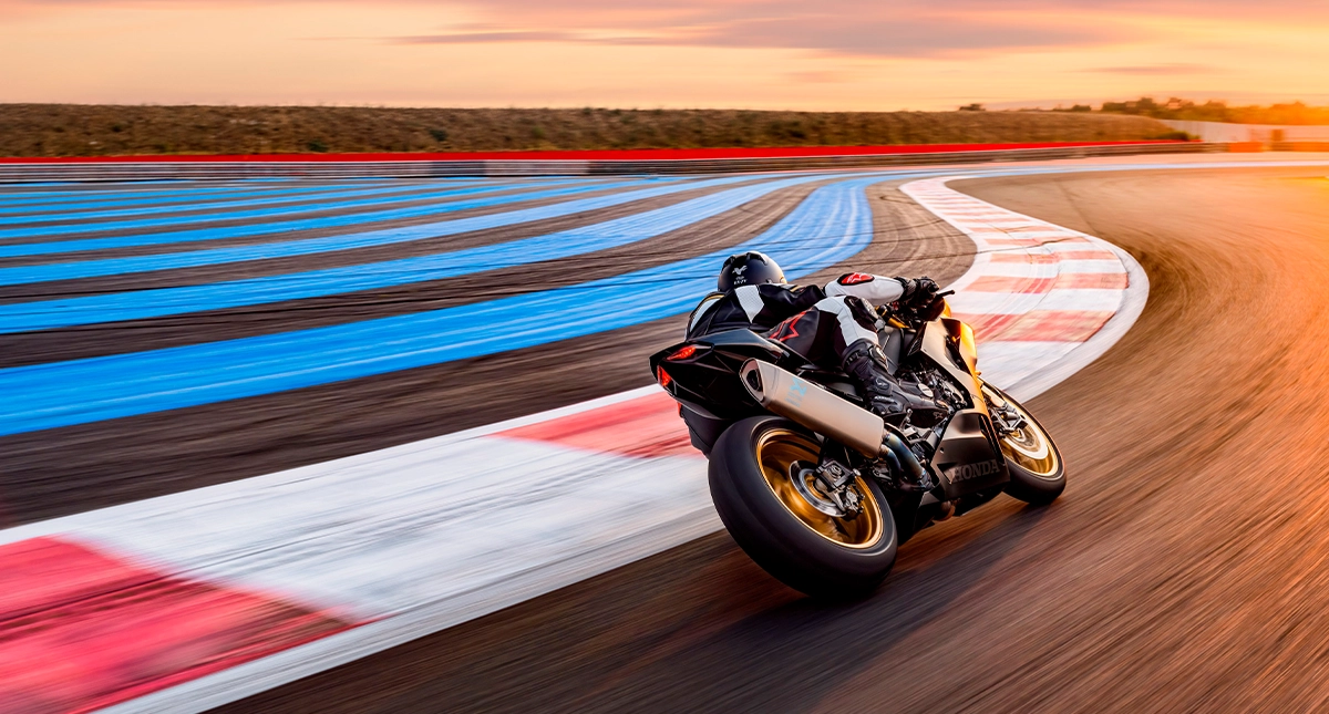 Piloto em sua Fireblade fazendo curva em pista
