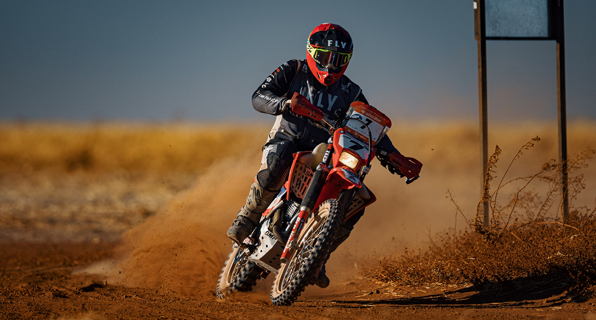 Tiago Wernersbach com a motocicleta Honda voando poeira no Rally dos Sertões 2024
