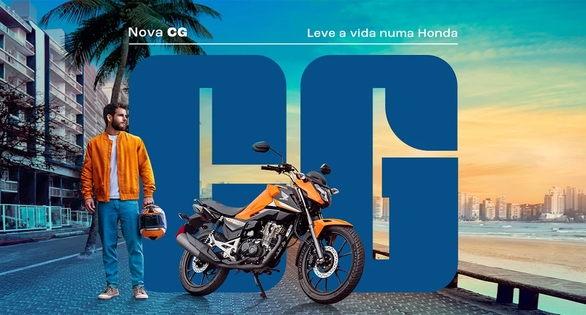Nova Honda CG 160 laranja e preta com praia ao fundo