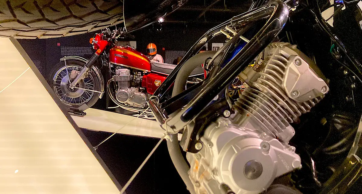 Detalhe do Motor da Motocicleta Honda em Exibição