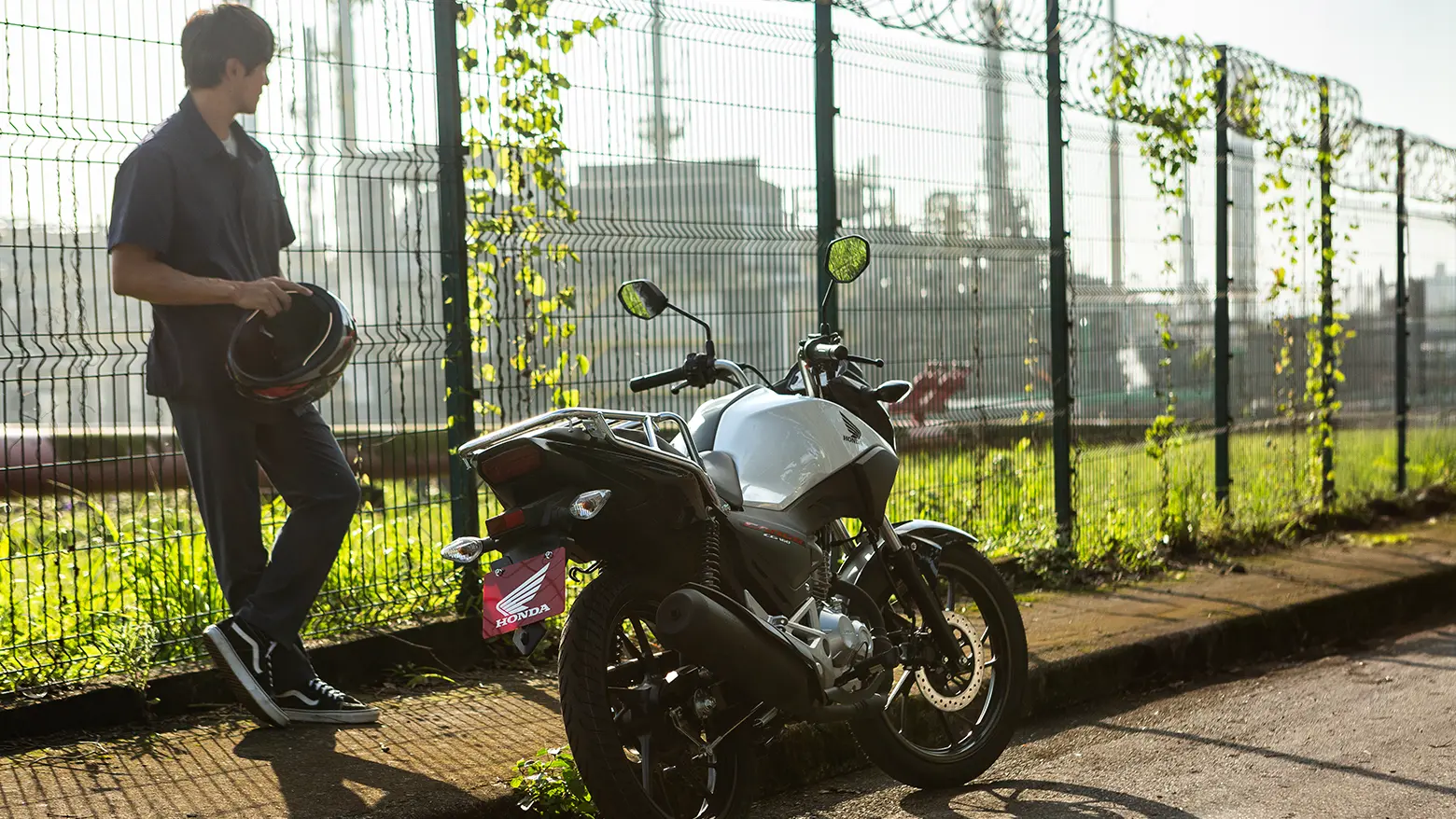Homem ao Lado da Honda CG 160 Cargo 