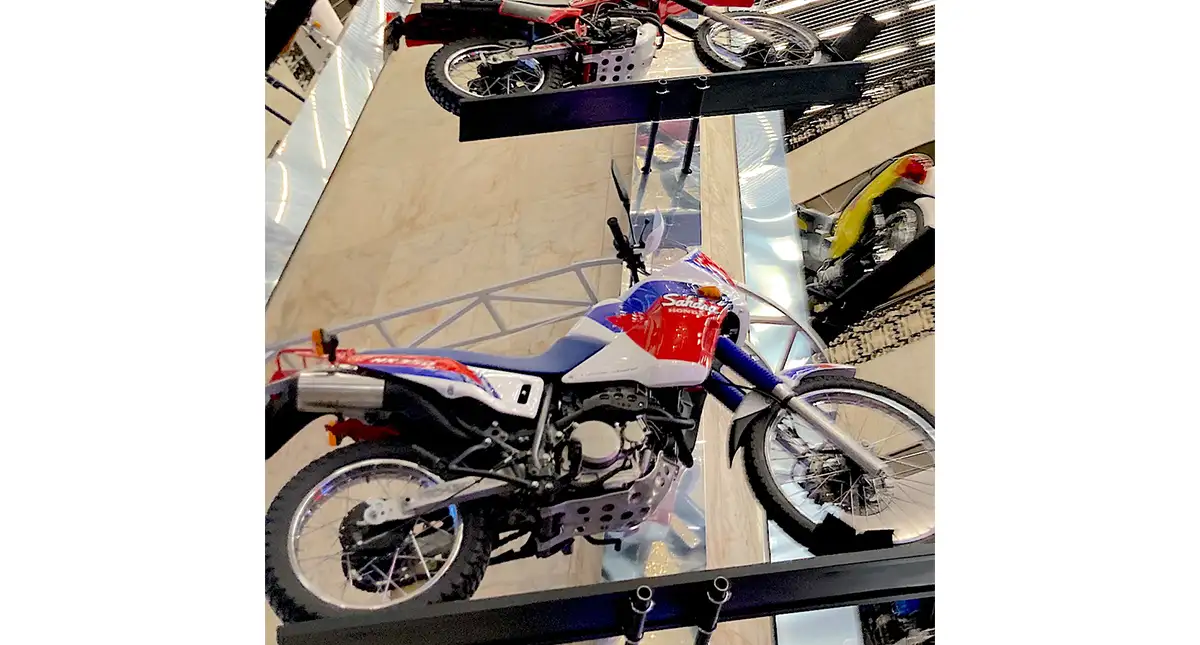 Motocicletas Honda Suspensas em Exibição