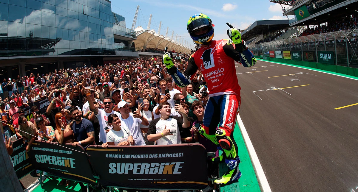 Piloto Eric Granado comemora vitoria Superbike Brasil 2024