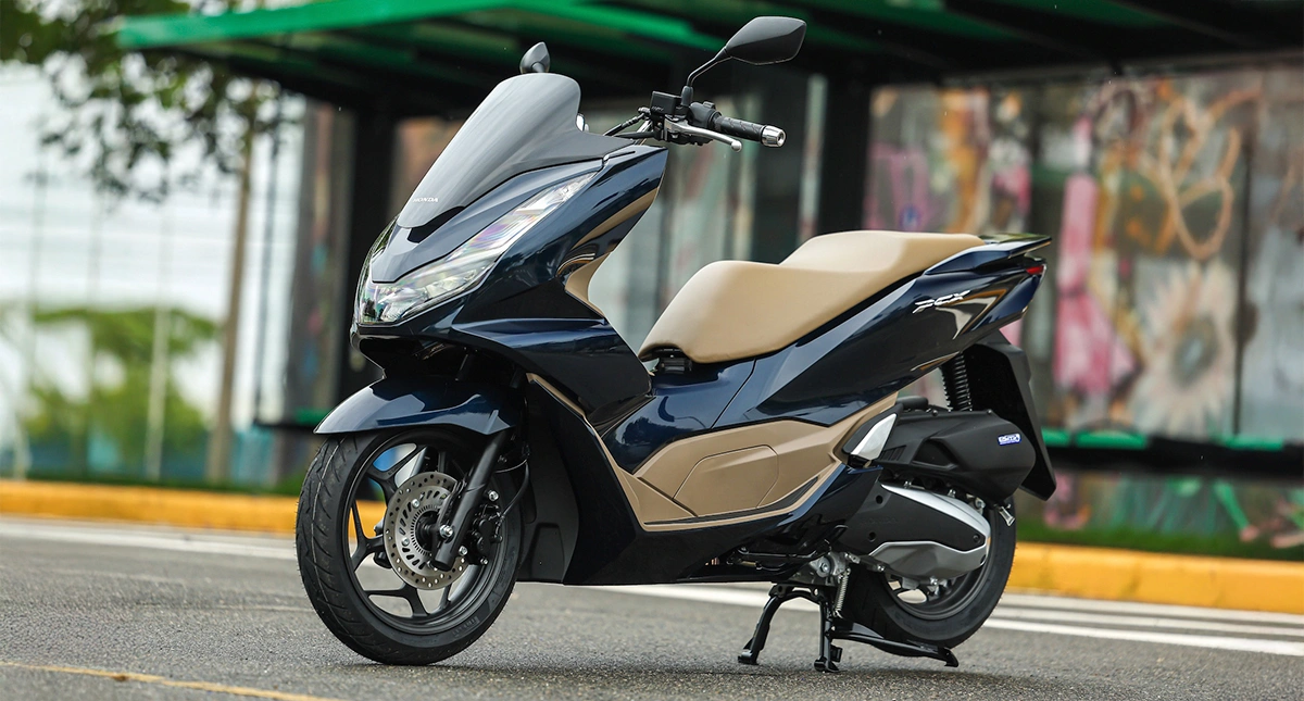 /Honda PCX 2022 em um ambiente urbano, destacando seu design moderno e estilo scooter.