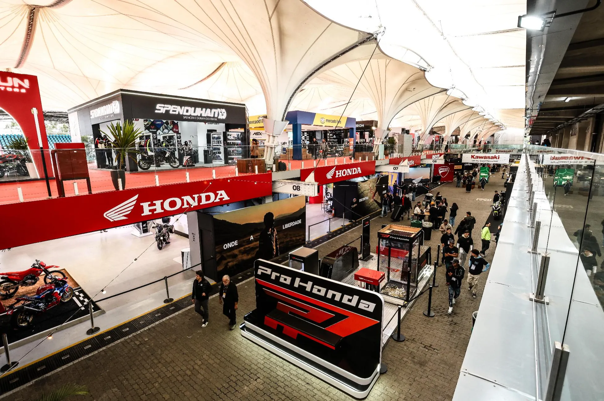 Motociletas Honda sendo exposta no festival