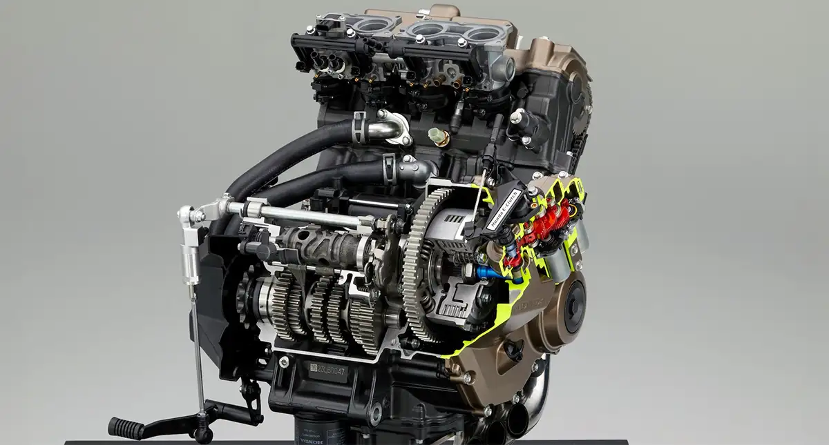Corte transversal do motor Honda com o sistema E-Clutch, mostrando a integração dos componentes da embreagem automatizada e do sistema de transmissão.