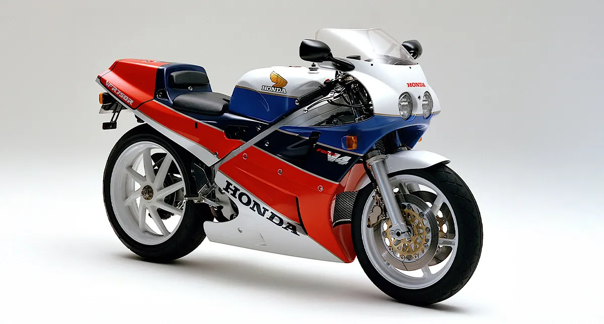 Moto honda modelo RC30 de lado