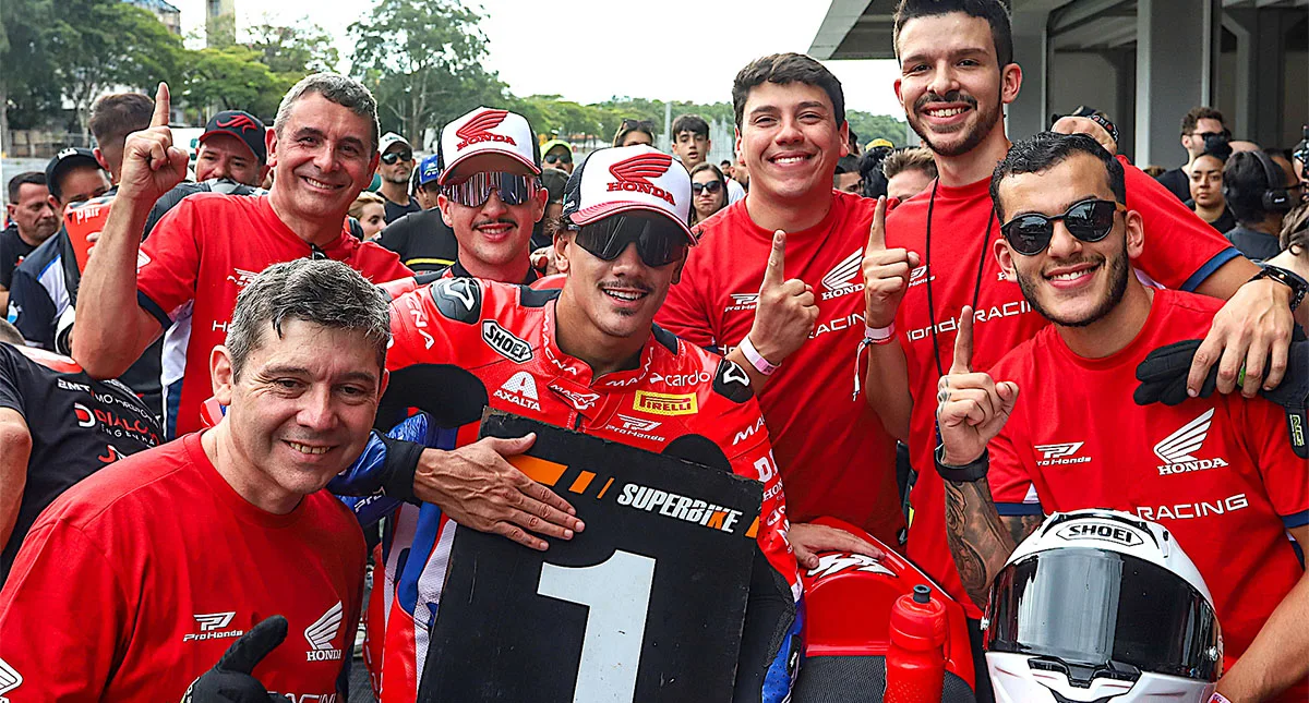 Piloto Honda Gui Brito e equipe no Superbike 2025