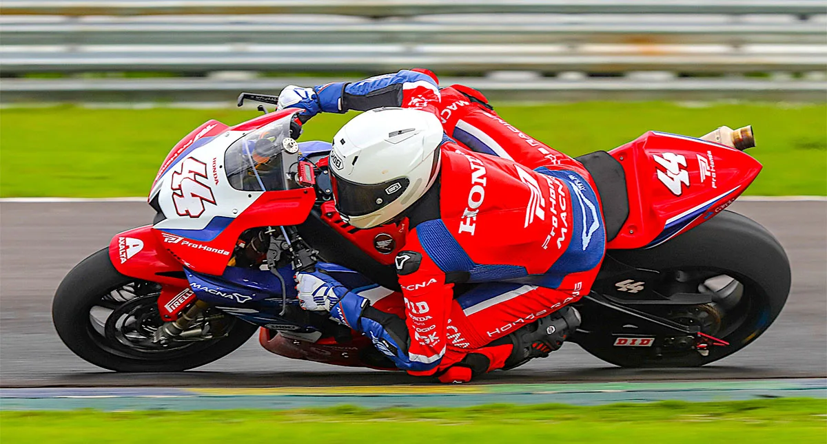 Piloto Honda Gui Brito em corrida de motocicleta pelo Honda Racing