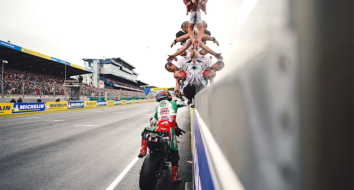 Piloto Honda Johann Zarco comemora vitóra no MotoGp da França