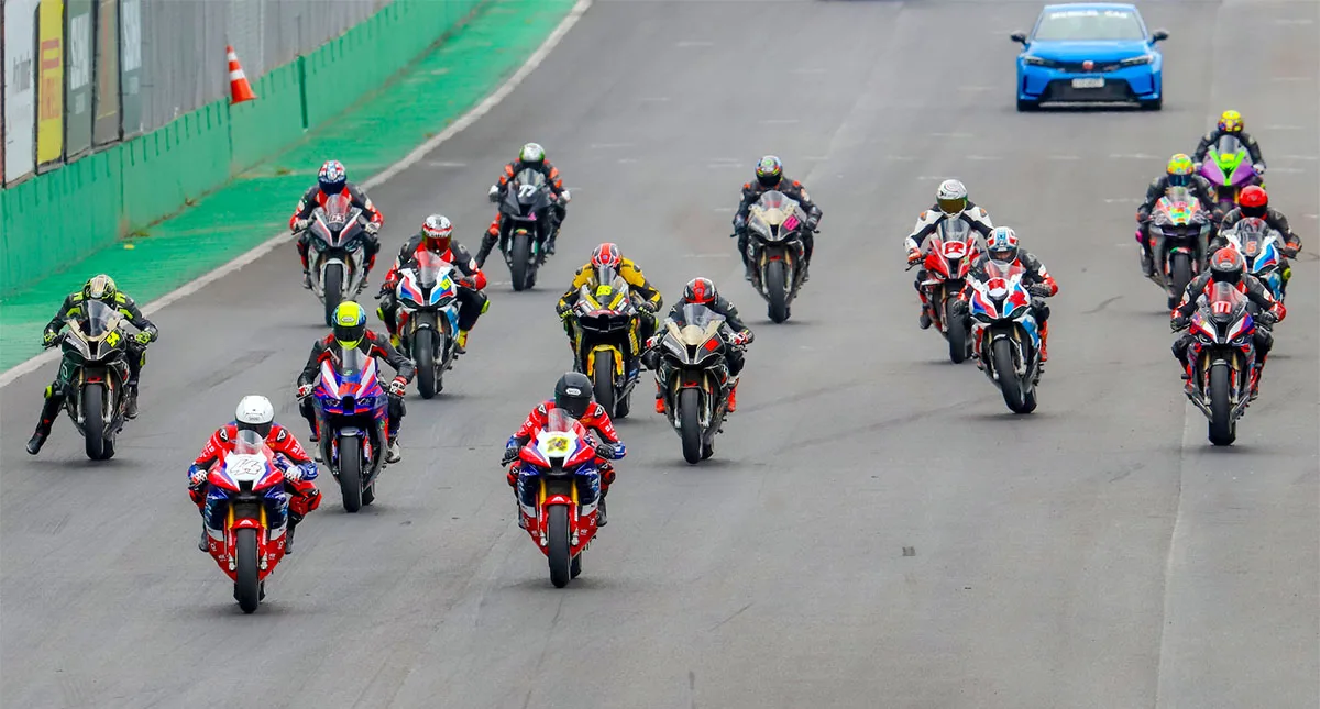 Pilotos na Largada do Superbike Brasil 2025