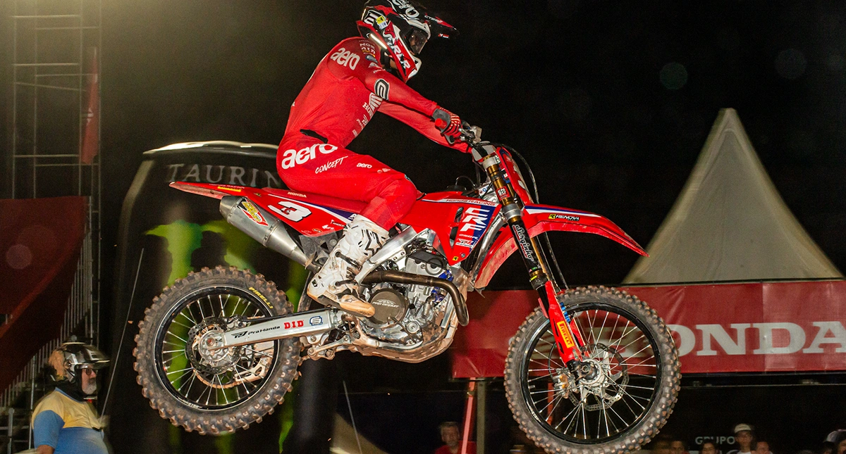 piloto-de-motocross-realizando-salto-na-competição