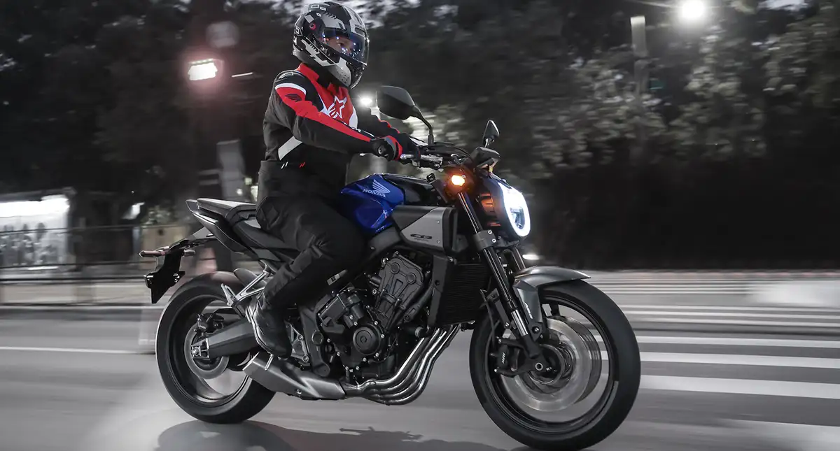motociclista-pilota-uma-honda-cb-650r