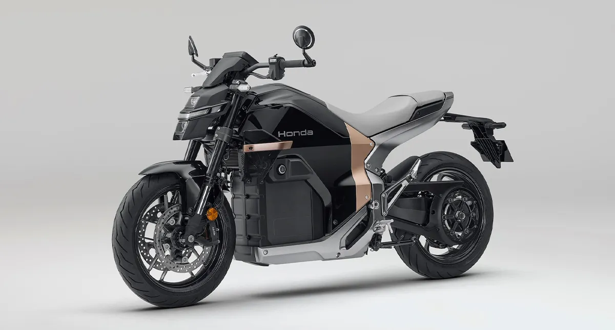 Moto elétrica Honda preta em vista lateral dianteira