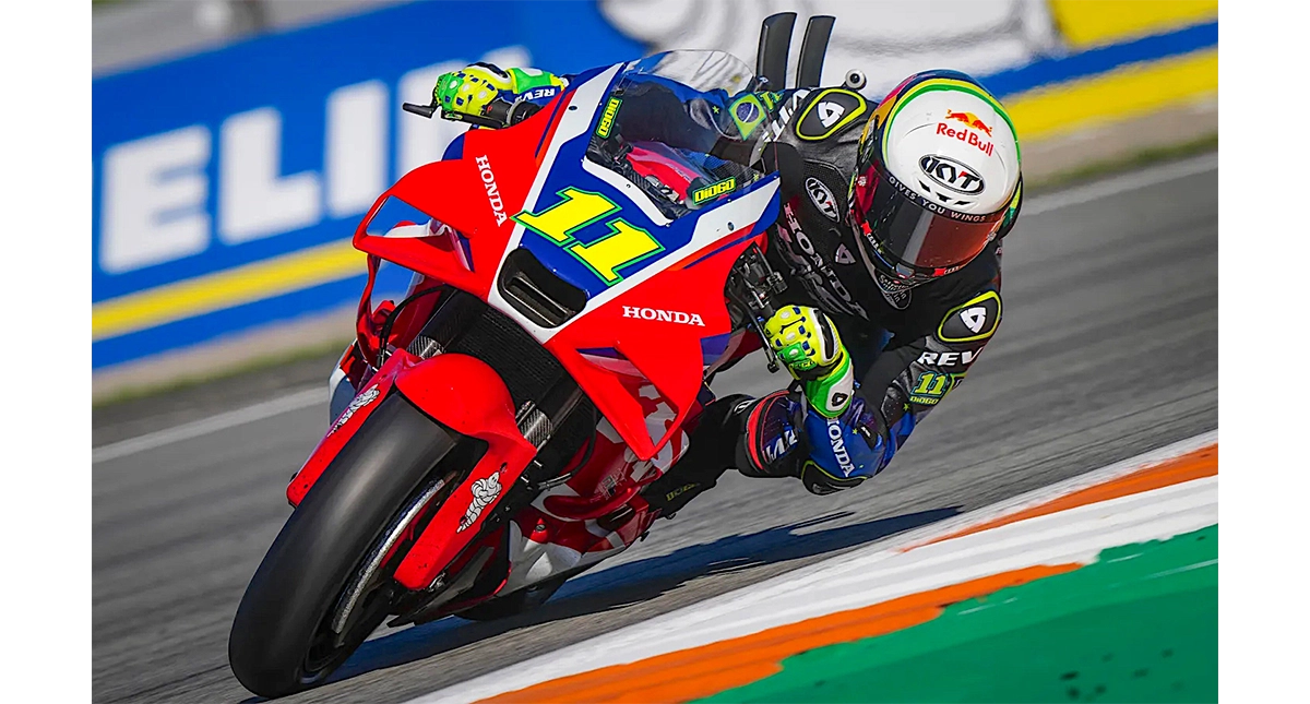Piloto faz curva bem inclinada com a Honda