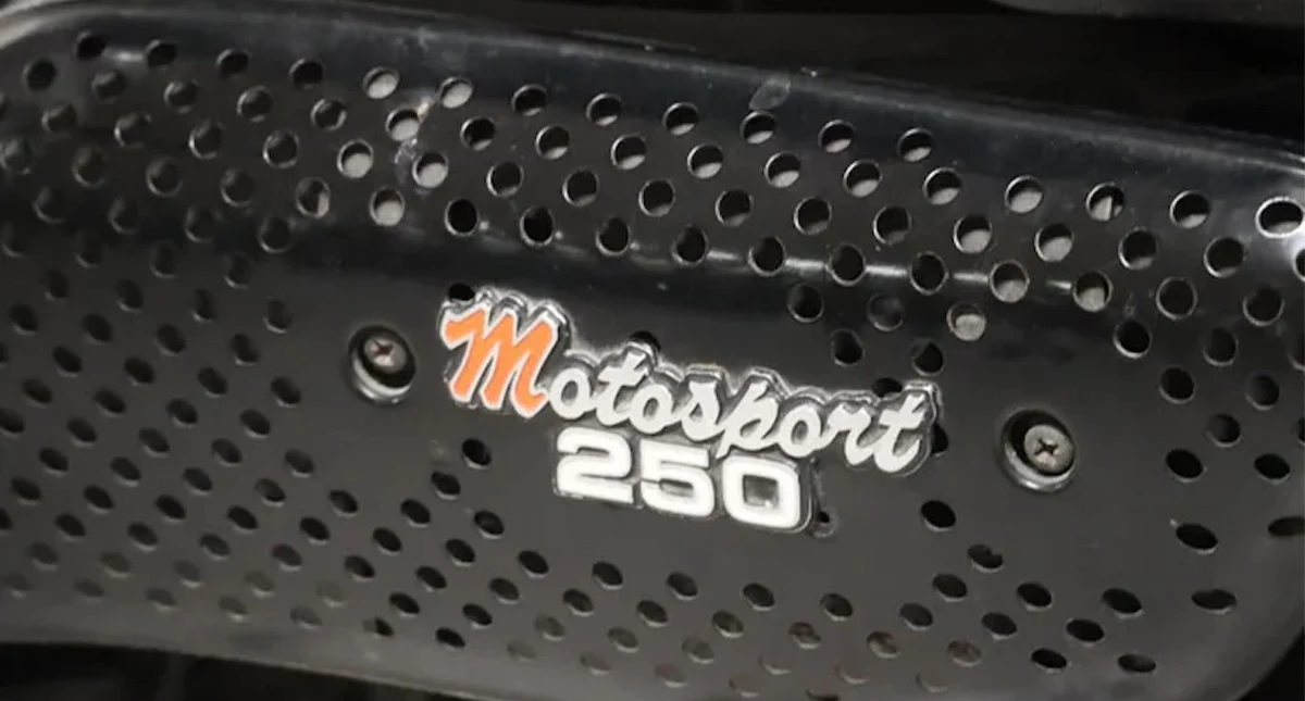 Tampa lateral com emblema motosport 250