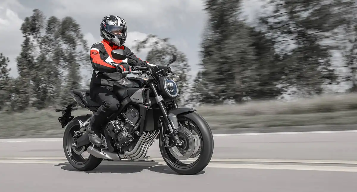 Homem pilotando Honda CB650R E-Clutch em movimento